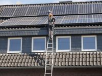 Solaranlagen-Reinigung in Erkelenz. Geb&auml;udereiniger reinigt Solaranlage auf einem Mehrfamilienhaus
