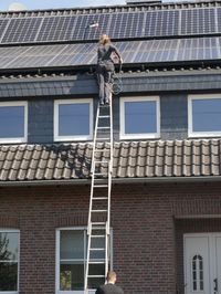 Reinigung von Solarpanels und Photovoltaik auf einem Haus