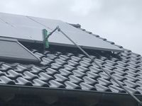 Dachsolaranlagen-Reinigung auf einem Haus in Erkelenz